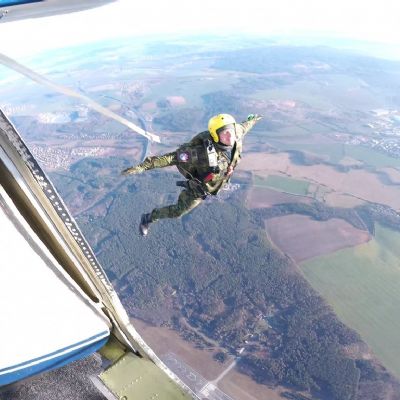 Zvýhodněný základní kurz parašutismu + 1 seskok